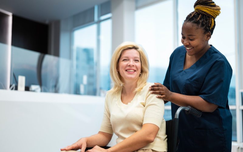 side-view-smiley-nurse-patient (1)